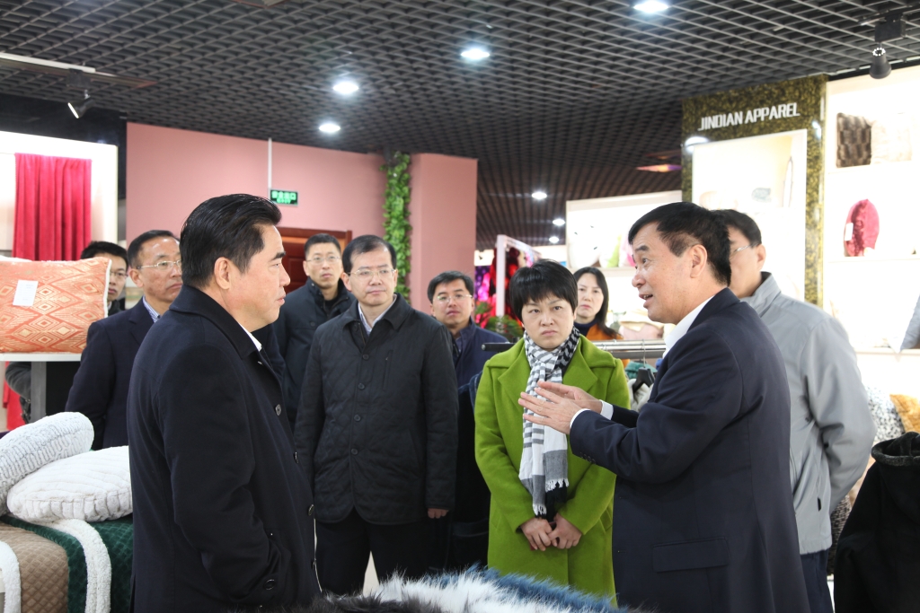 2016年11月26日，時任連云港市市長項雪龍來到飛雁毛毯有限公司調研指導工作。